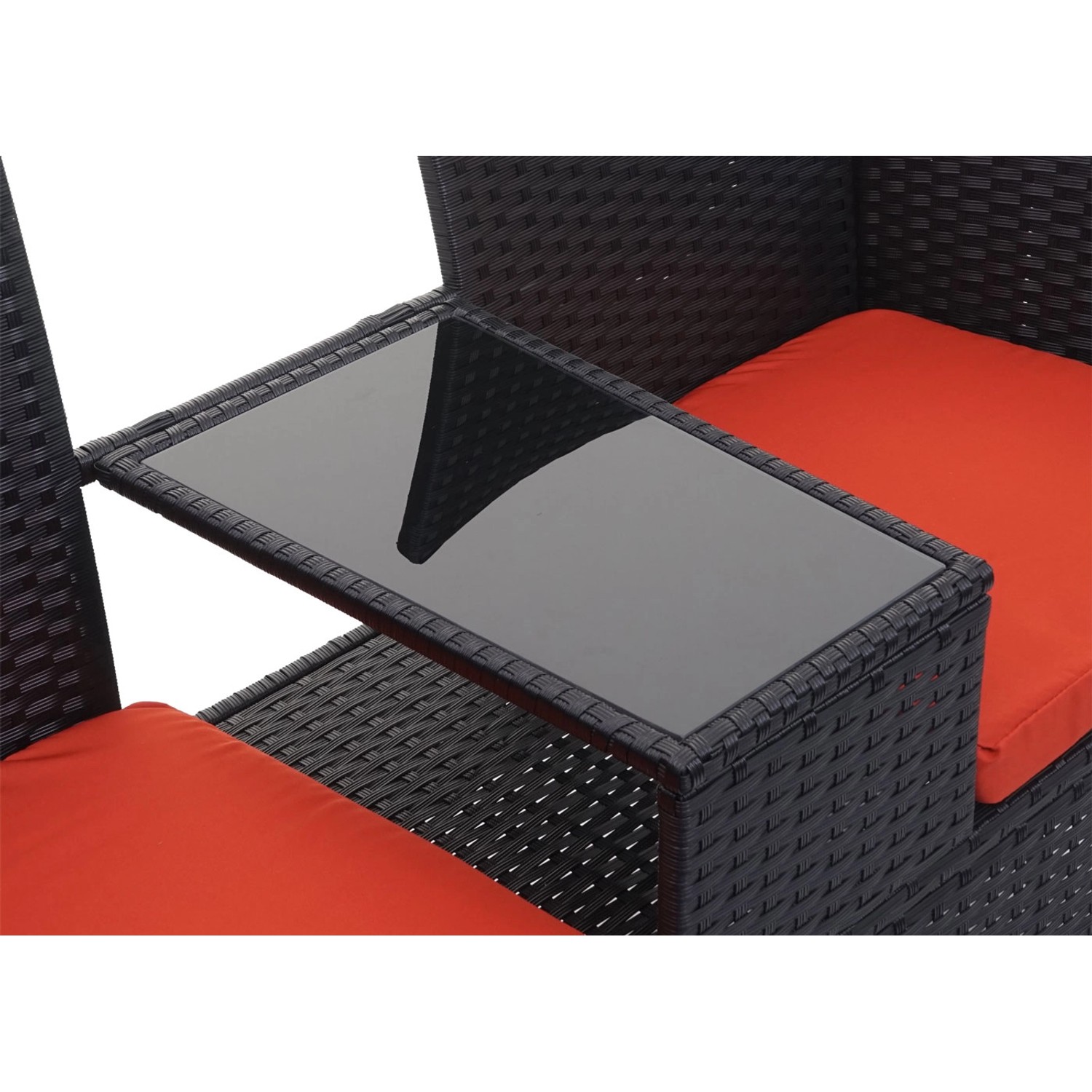Detailansicht der schwarzen Poly-Rattan Gartenbank mit Tisch und terracottafarbenen Kissen.