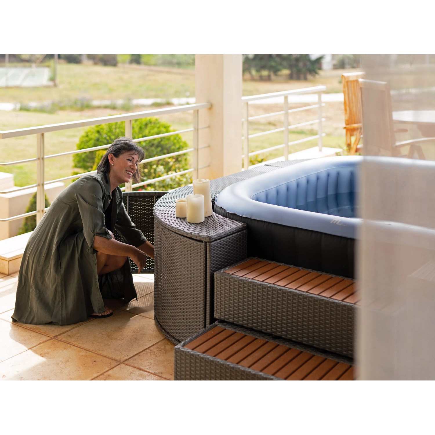 MSpa Tekapo AirJet aufblasbarer Whirlpool mit Hydromassage und Frau im Garten.