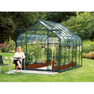 Vitavia Gewächshaus Diana 9900 Grün mit Frau davor, 9,9 m² Nutzfläche.