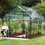 Vitavia Gewächshaus Diana 9900 Grün mit Frau davor, 9,9 m² Nutzfläche.