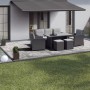 Verlegte graue Mehrformat-Pflastersteine Encanto Beton Antik mit Sitzgruppe auf Terrasse.