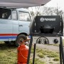 Petromax Gastisch ge45-s Einzelbrenner (45cm) mit Feuertopf und Gasflasche im Outdoor-Einsatz.