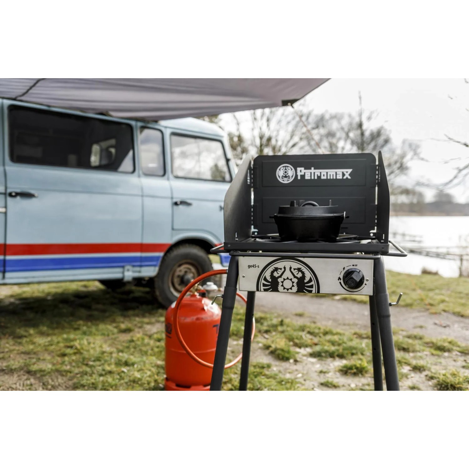 Petromax Gastisch ge45-s Einzelbrenner (45cm) mit Feuertopf und Gasflasche im Outdoor-Einsatz.