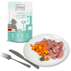 Mjamjam Katzen-Nassfutter Quetschie Pute mit Kürbis, servierfertig auf einem Teller.