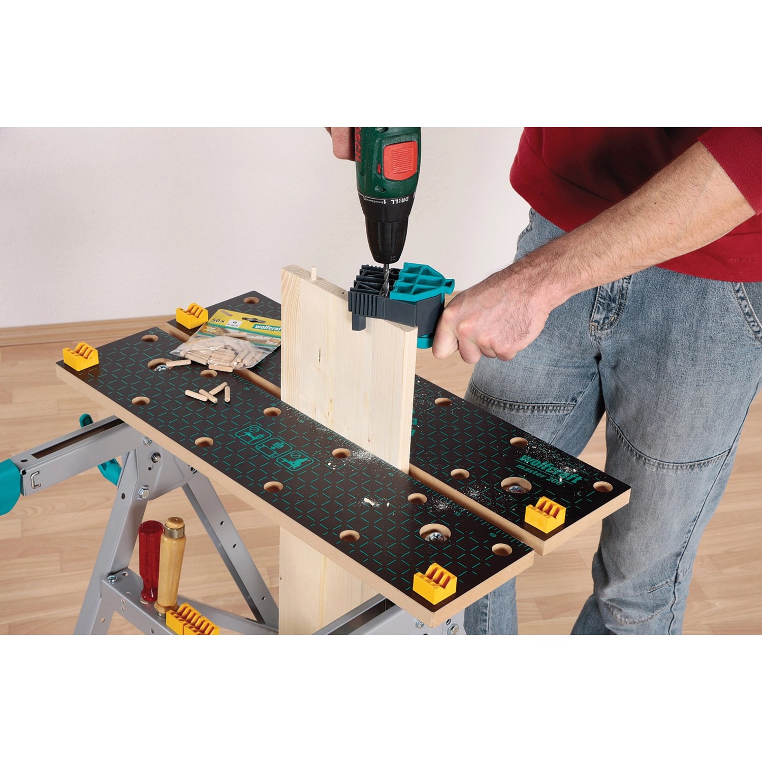 Wolfcraft Master 200 Werkbank beim Bohren eines Werkstücks.