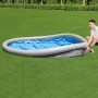 Bestway Fast Set Pool, Ø 457 cm, grau, mit Mann beim Aufbau auf Rasen. Quick-Up Pool.