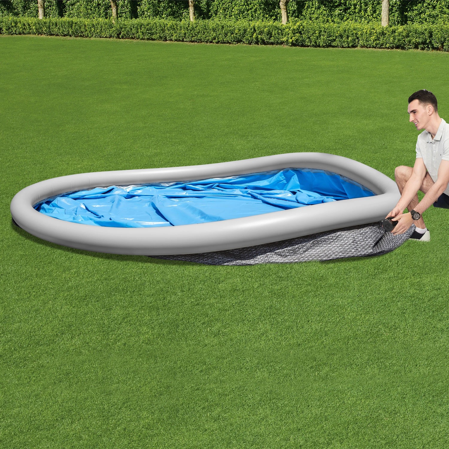 Bestway Fast Set Pool, Ø 457 cm, grau, mit Mann beim Aufbau auf Rasen. Quick-Up Pool.