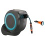 Gardena Wand-Schlauchbox RollUp M Türkis mit 20m Schlauch und Spritze für die Gartenbewässerung.