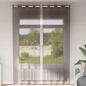 Zwei braune, halbtransparente Voile Vorhänge mit silbernen Ösen am Fenster, 140x260 cm.