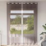 Zwei braune, halbtransparente Voile Vorhänge mit silbernen Ösen am Fenster, 140x260 cm.