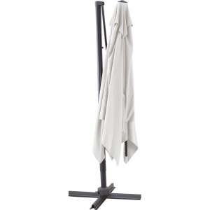 Zusammengeklappter, cremeweißer Ampelschirm Aros, 2,8x2,8m, mit Kurbel und Plattenständer.