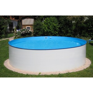 Weißes Summer Fun Stahlwand Pool-Set Acapulco, rund, mit blauem Wasser im Garten.