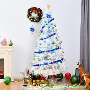 Geschmückter, weißer, künstlicher Costway Weihnachtsbaum (240cm) mit Ständer im Wohnzimmer.