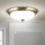 Messingfarbene Deckenleuchte Empira, Ø 35cm, mit mattiertem Glas für angenehmes Licht.