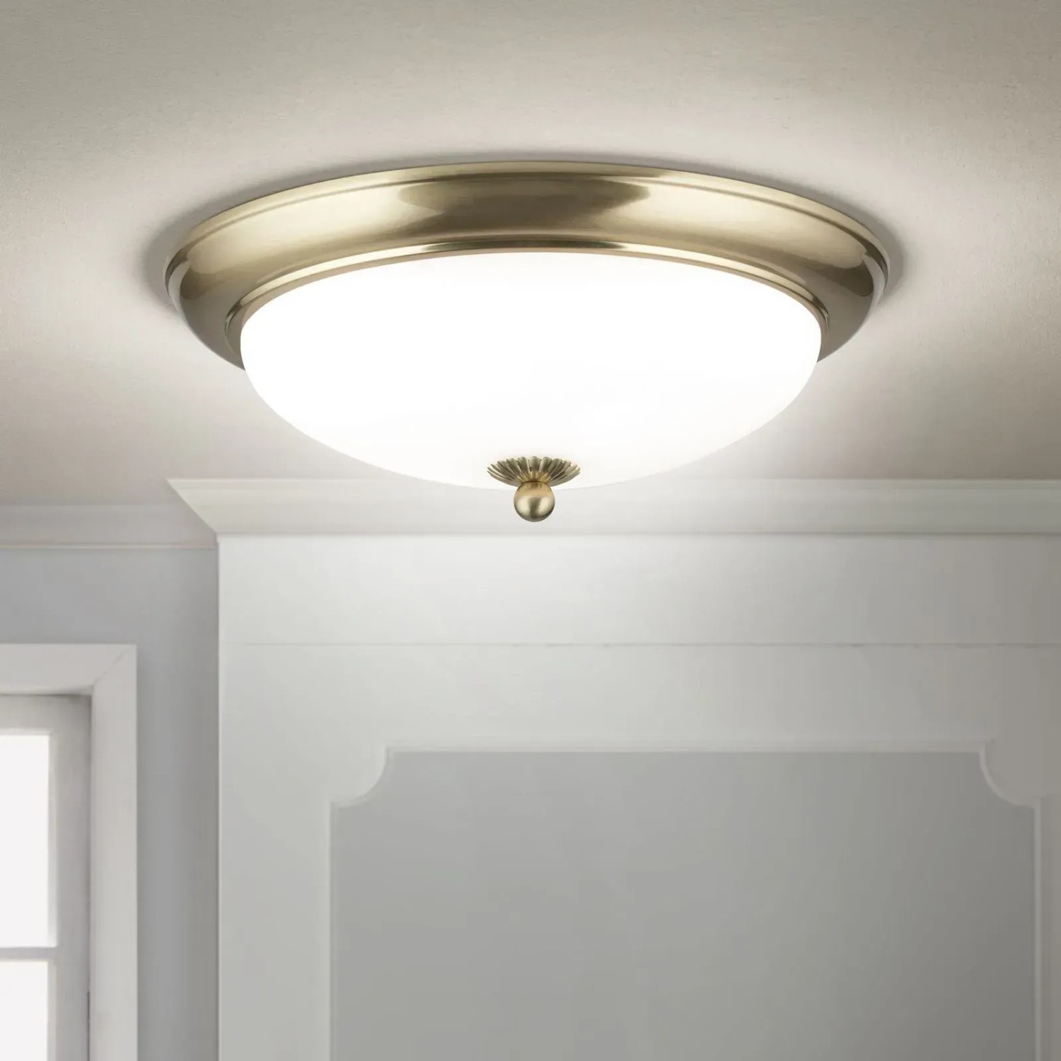 Messingfarbene Deckenleuchte Empira, Ø 35cm, mit mattiertem Glas für angenehmes Licht.