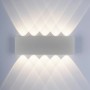 Moderne, silberne LED-Wandleuchte Carlo von Paul Neuhaus, die Lichtkegel nach oben und unten wirft.