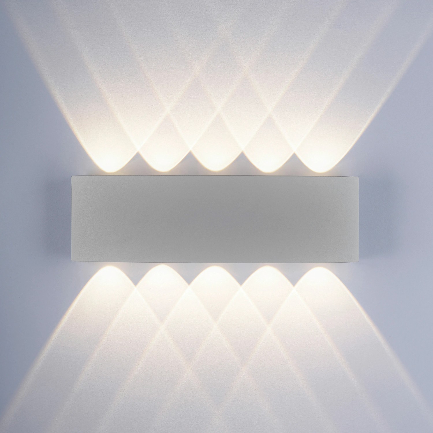 Moderne, silberne LED-Wandleuchte Carlo von Paul Neuhaus, die Lichtkegel nach oben und unten wirft.