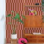 ESTAhome Streifen Tapete in Rosa und Rot (50x900cm) im Raum.