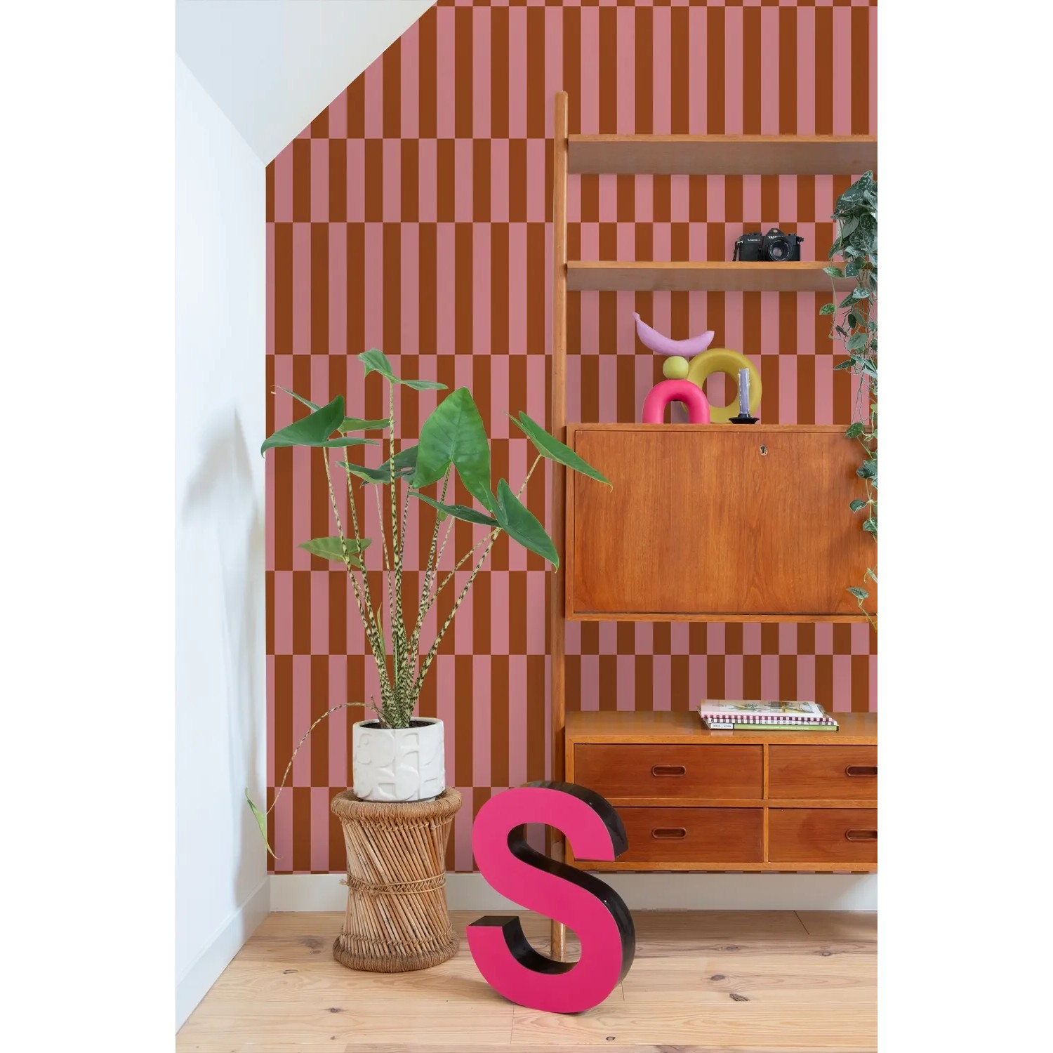 ESTAhome Streifen Tapete in Rosa und Rot (50x900cm) im Raum.
