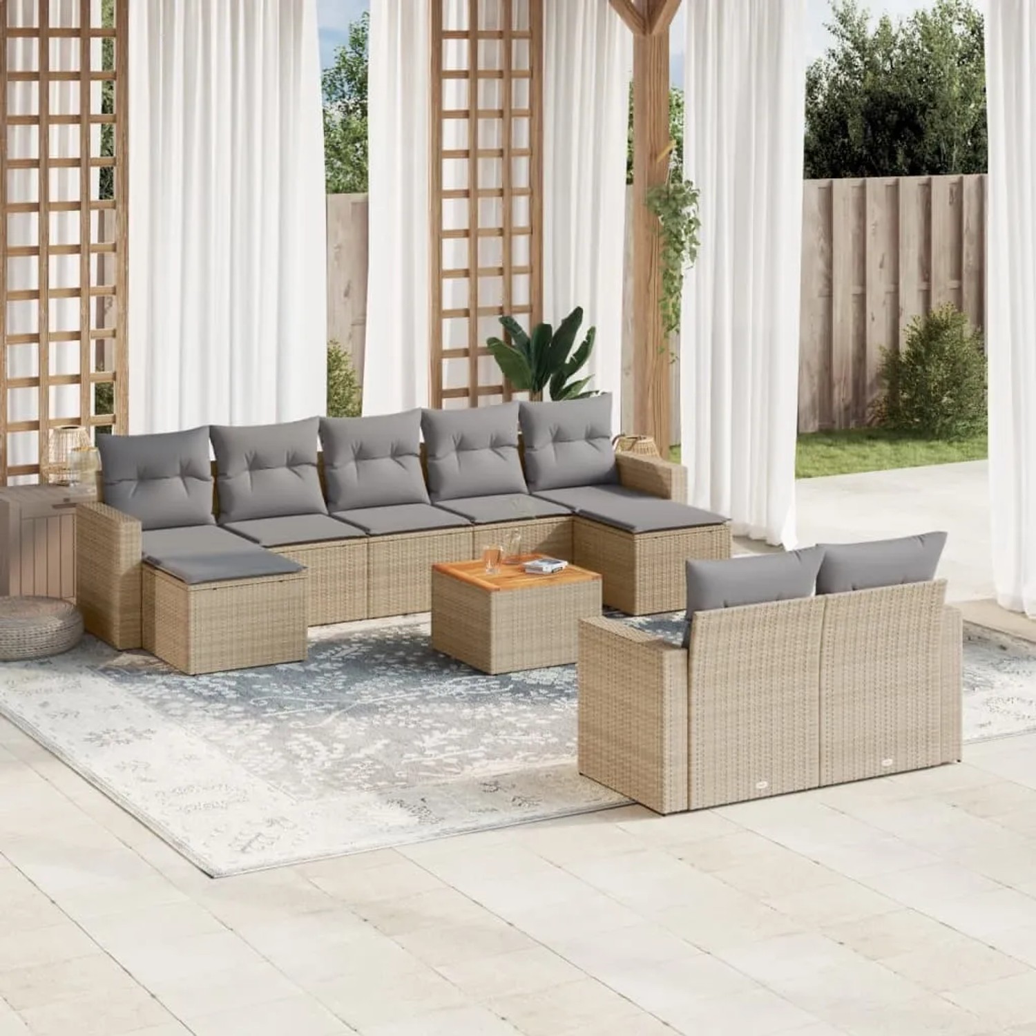 Beige 10-tlg. Garten-Sofagarnitur aus Polyrattan mit hellgrauen Kissen und Tisch.