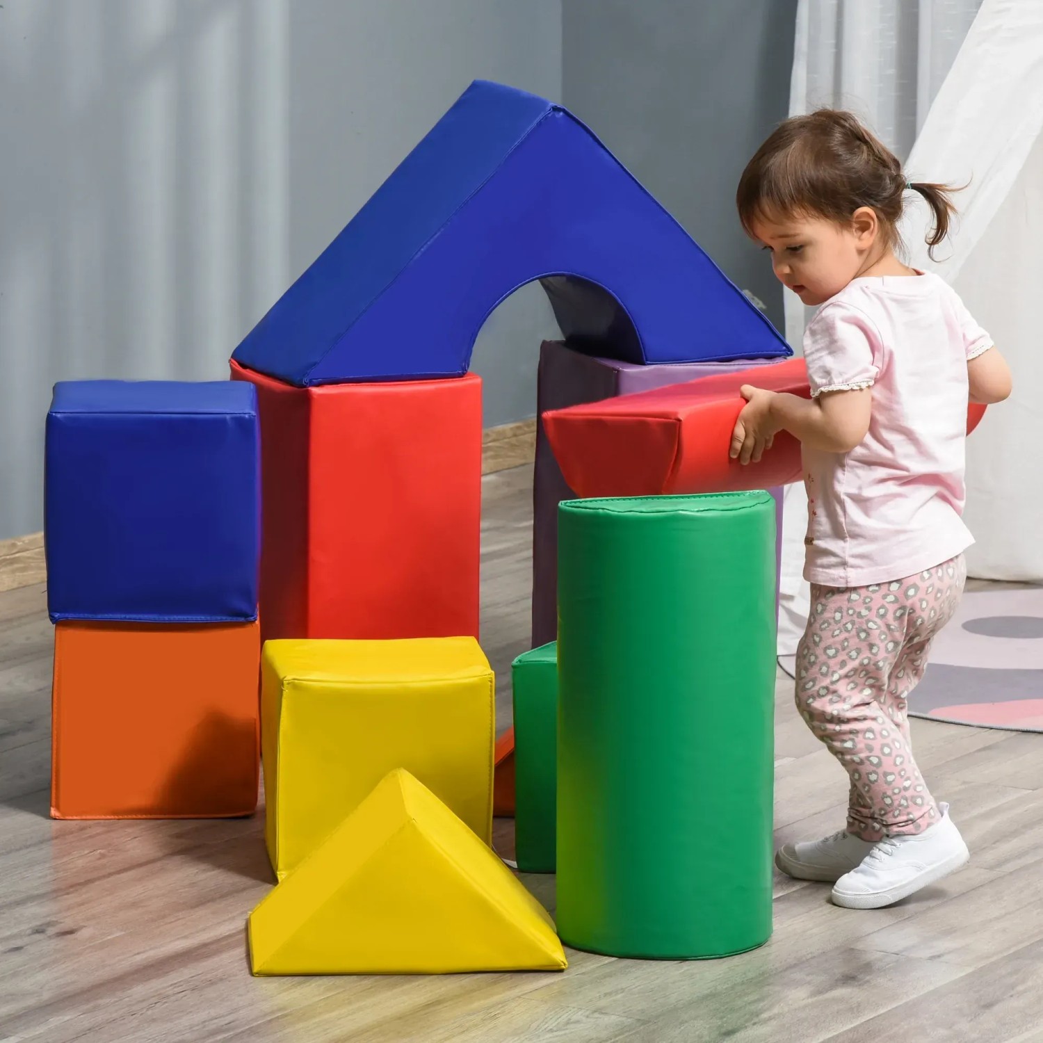 Buntes HOMCOM Bausteinset aus Kunstleder mit Kind beim Spielen, ideal für Spieltürme & Spielanlagen.