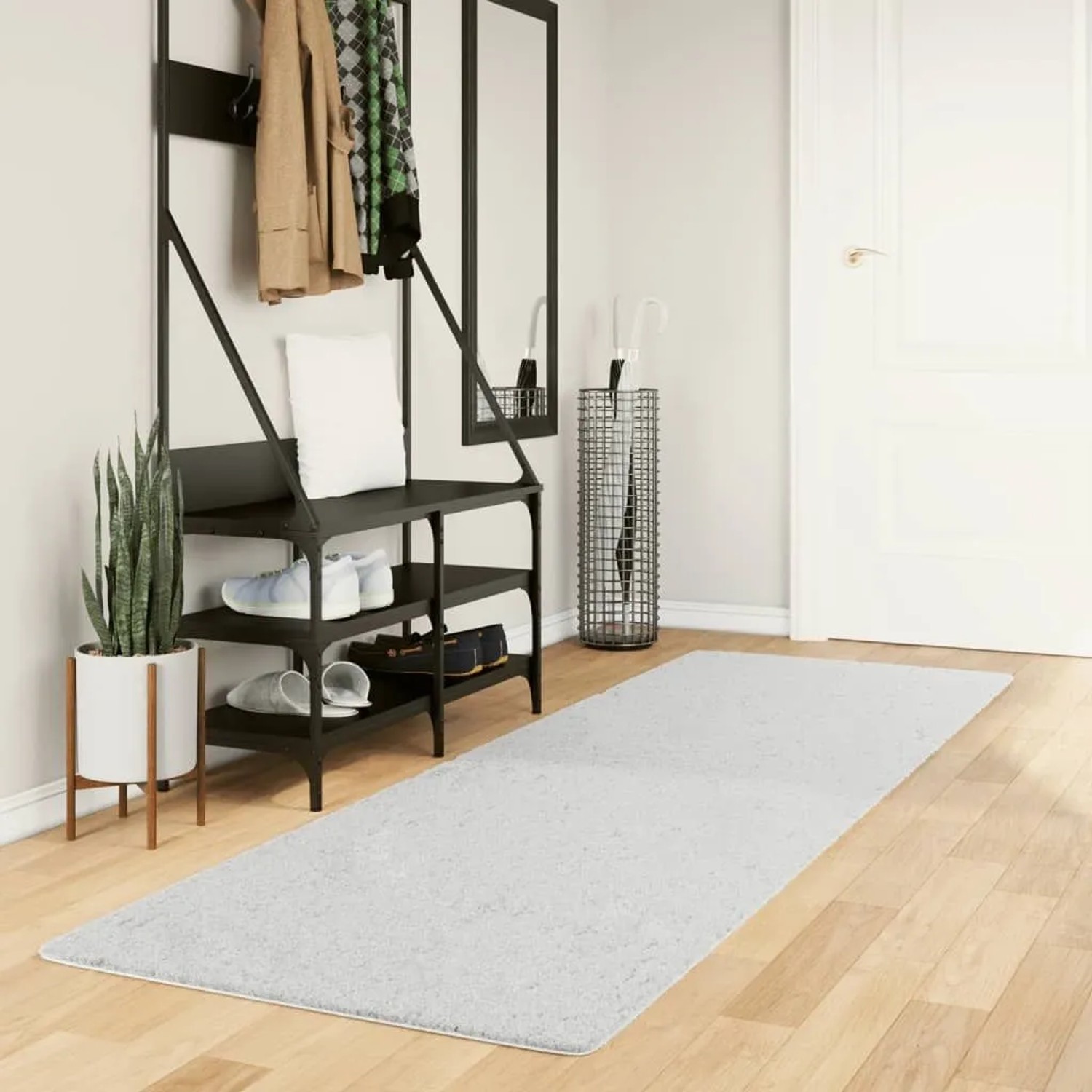 Grauer Kurzflor Teppich OVIEDO 80x250 cm im Flur auf Holz. Weich, rechteckig, ideal für Wohnzimmer & Schlafzimmer.