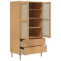 Brauner Kleiderschrank SENJA mit Rattan-Optik, Kiefernholz, offene Türen und Schubladen.