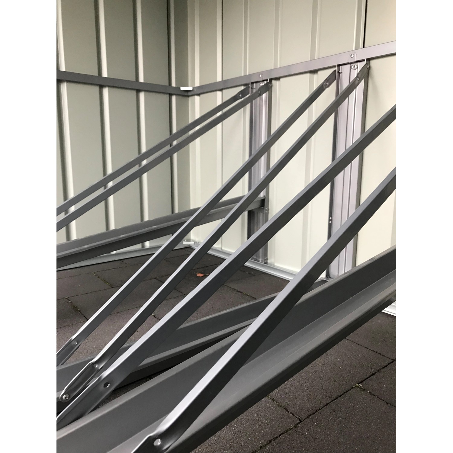 Innenansicht der Globel Fahrradbox Family mit 4 Fahrradhaltern aus Stahl.