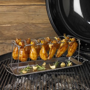 Rösle Hähnchenrack aus Edelstahl mit Hähnchenteilen auf einem Grill.