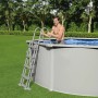 Bestway Hydrium Stahlwandpool Set Ø 460x120 cm mit Leiter und Person im Wasser.