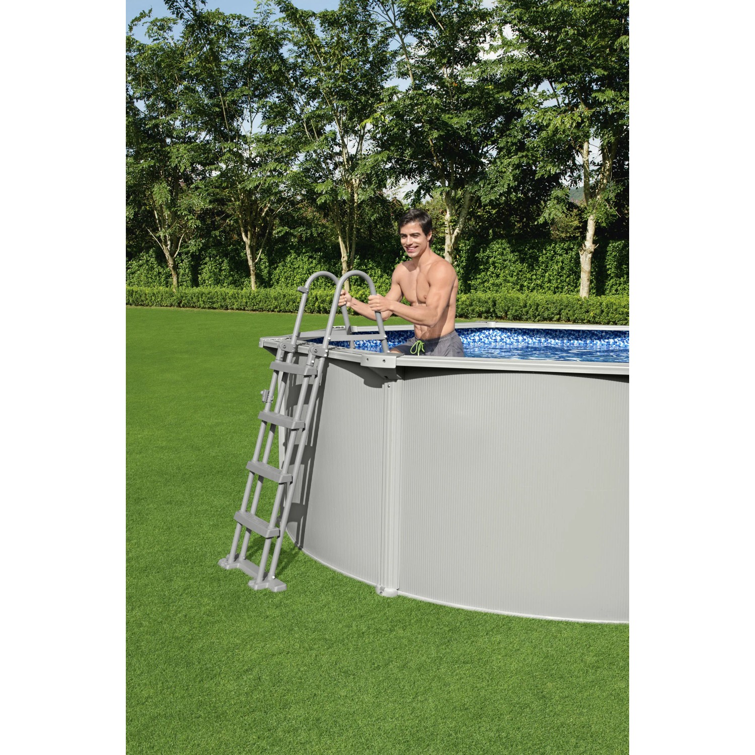 Bestway Hydrium Stahlwandpool Set Ø 460x120 cm mit Leiter und Person im Wasser.