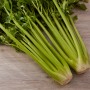 Frischer Stangensellerie, 6er Schale, knackig und aromatisch. Ideal für Salate und Snacks.
