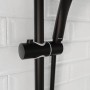 Detailaufnahme des mattschwarzen Schütte Stangenbrause-Sets Raven.