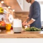 Smart Home: Sprachsteuerung mit smartem Lautsprecher in Küche. Rolladensteuerung per Sprachbefehl möglich.