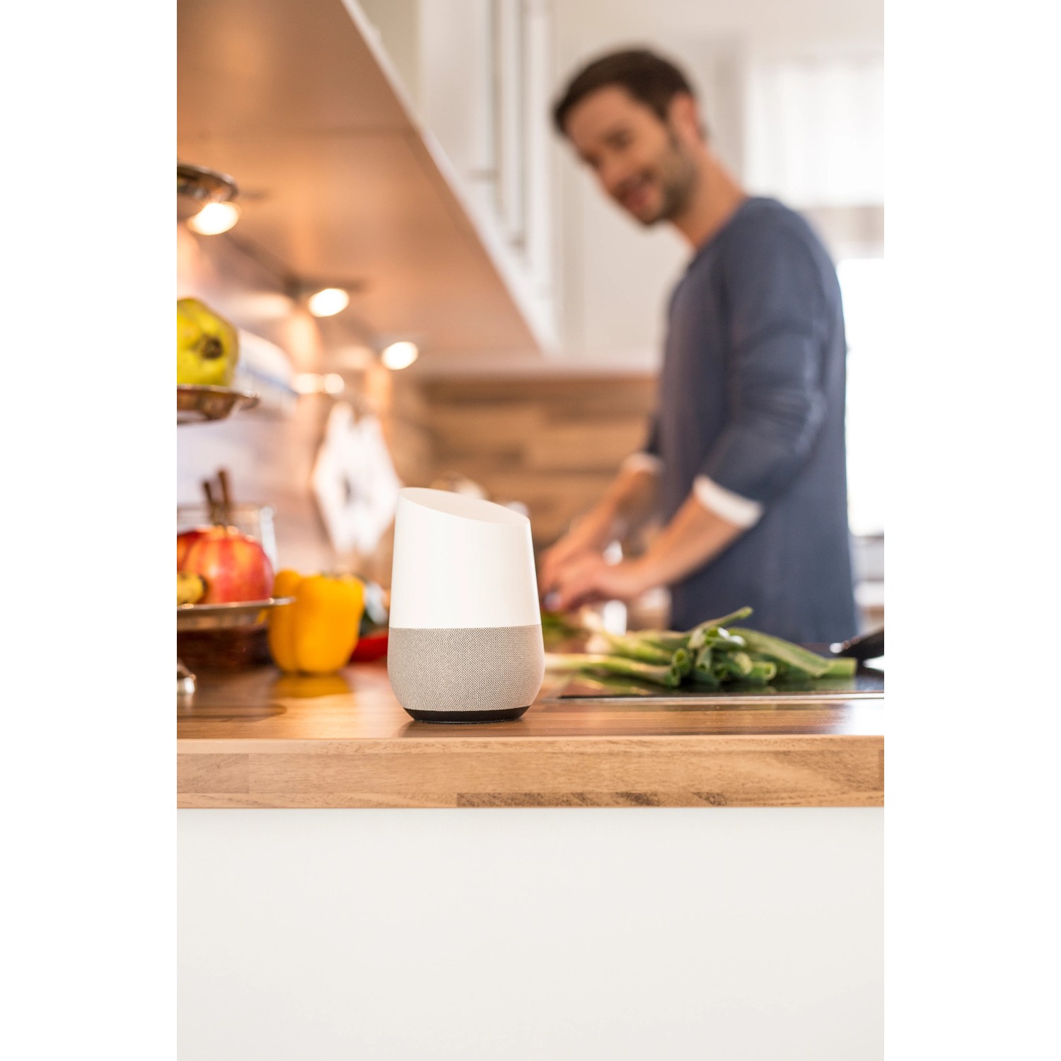 Smart Home: Sprachsteuerung mit smartem Lautsprecher in Küche. Rolladensteuerung per Sprachbefehl möglich.
