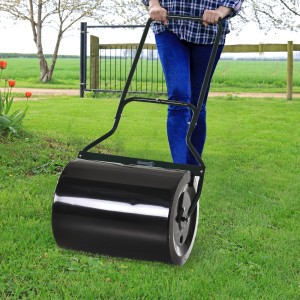 Outsunny Rasenwalze mit U-Griff im Einsatz auf einem grünen Rasen.