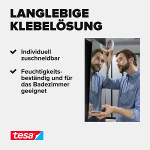 Mann befestigt Spiegel mit Tesa Powerbond Montageband Mirror im Bad. Stark klebend, feuchtigkeitsbeständig, zuschneidbar.