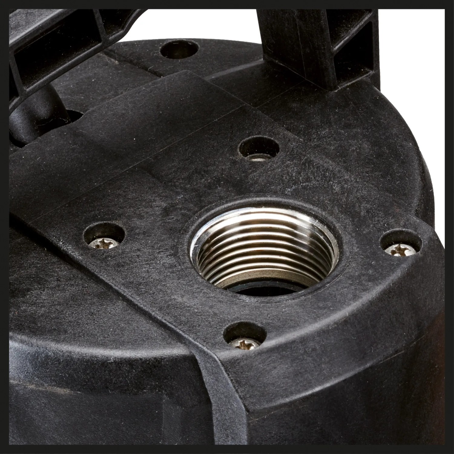 Detailaufnahme: Druckanschluss (Innengewinde) der Einhell GE-PP 1100 N-A Tauchdruckpumpe.