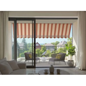 Spettmann Fallarmmarkise Line, gelb-orange-rot gestreift, auf einem Balkon mit Möbeln.