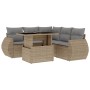 Beige 6-tlg. Garten-Sofagarnitur aus Rattan mit hellgrauen Kissen und Tisch mit Glasplatte.