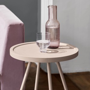 Lackierter Beistelltisch in Graurosa (Palast der Ewigkeit®) mit Glas und Karaffe.