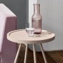 Lackierter Beistelltisch in Graurosa (Palast der Ewigkeit®) mit Glas und Karaffe.