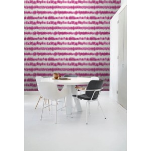 ESTAhome Vliestapete mit horizontalen Tiefrosa Shibori Streifen im Raum.