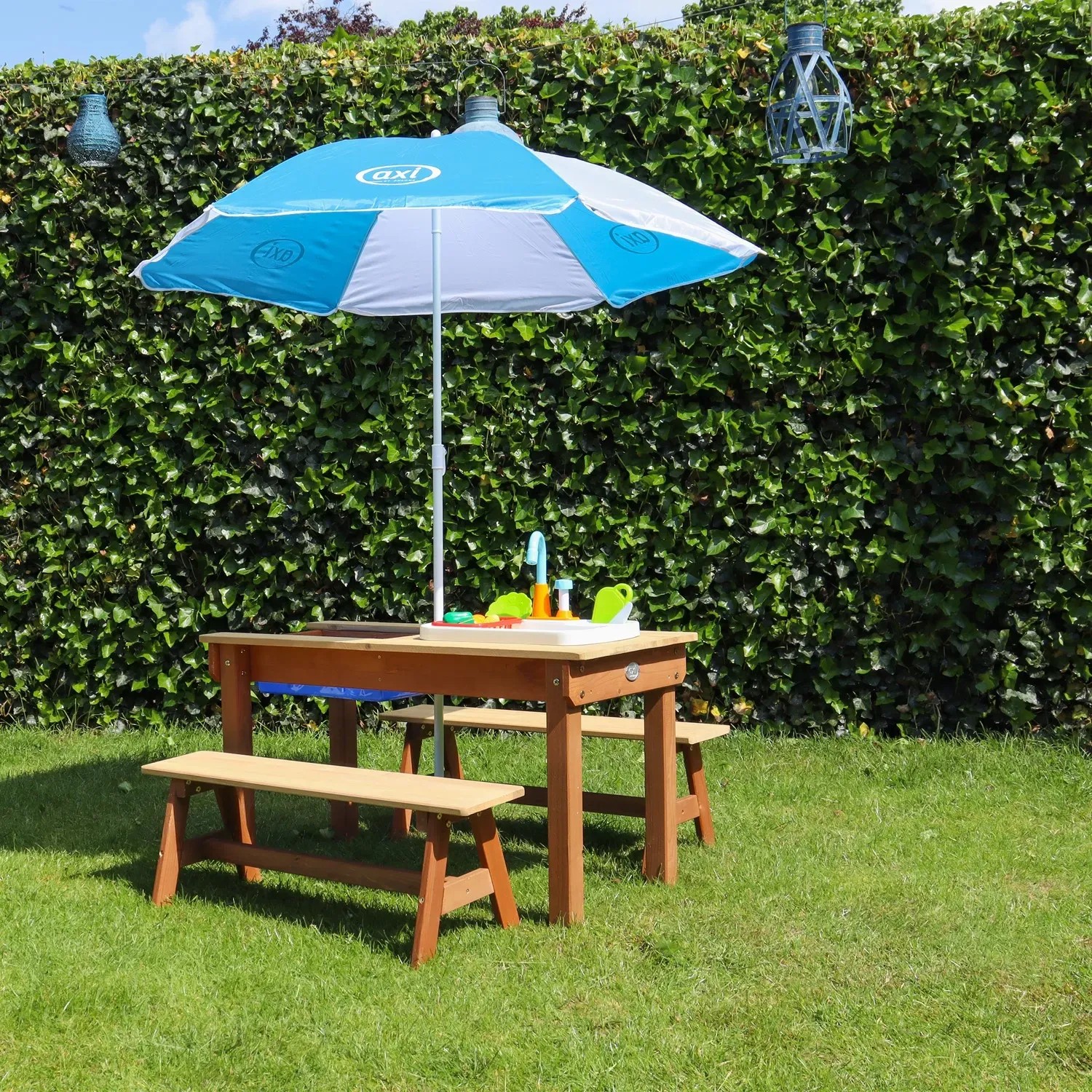 Axi Sand- und Wasser-Picknicktisch Dennis mit Sonnenschirm, braunes Holz, blaue Akzente, Spielküche.
