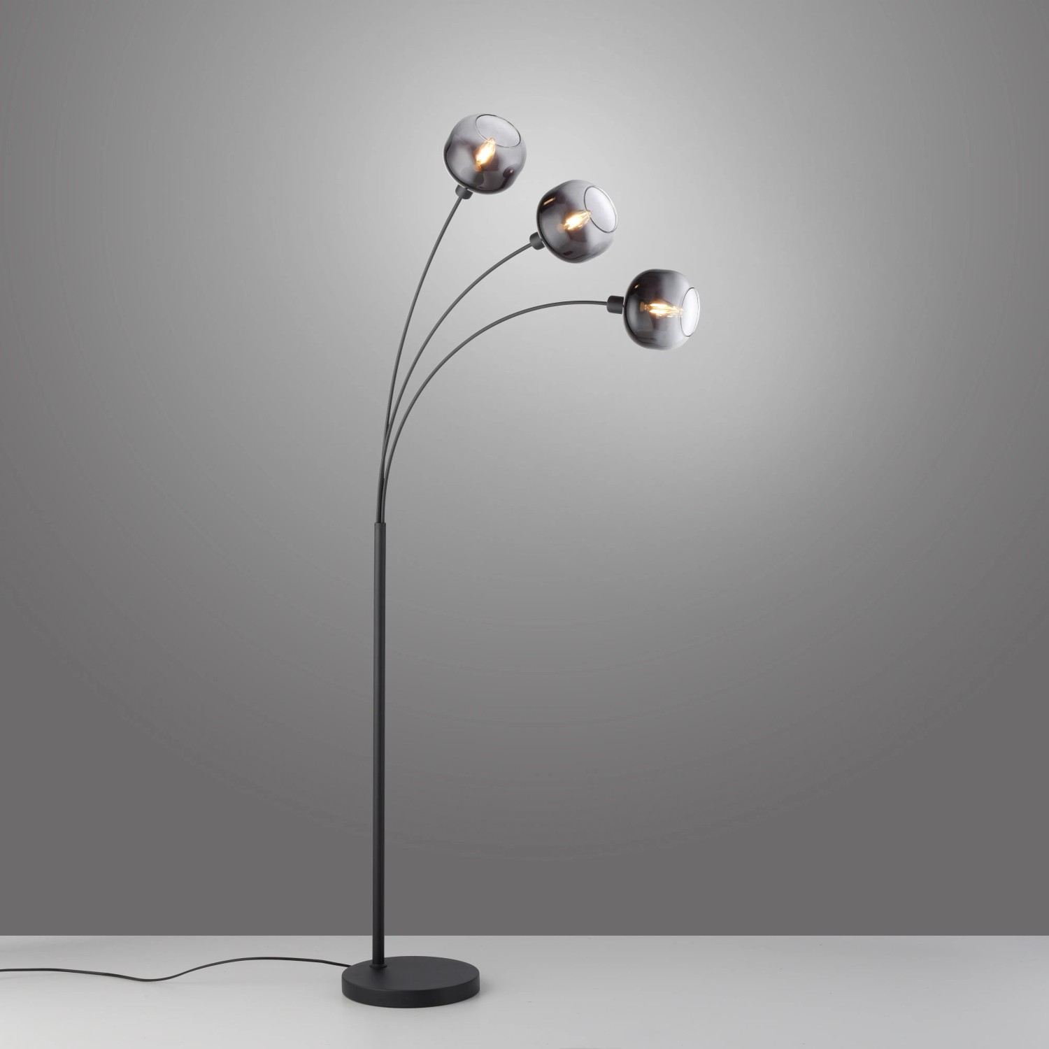 Schwarze Just Light Stehleuchte Zea mit drei Rauchglas-Lampenschirmen.