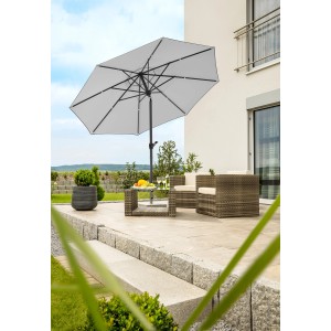 Silbergrauer Schneider Marktschirm (Ø 300 cm) mit Knickfunktion auf Terrasse mit Gartenmöbeln.