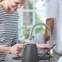 Frau befüllt anthrazitfarbene Elho Gießkanne Brussels (1,8 l) am Wasserhahn.