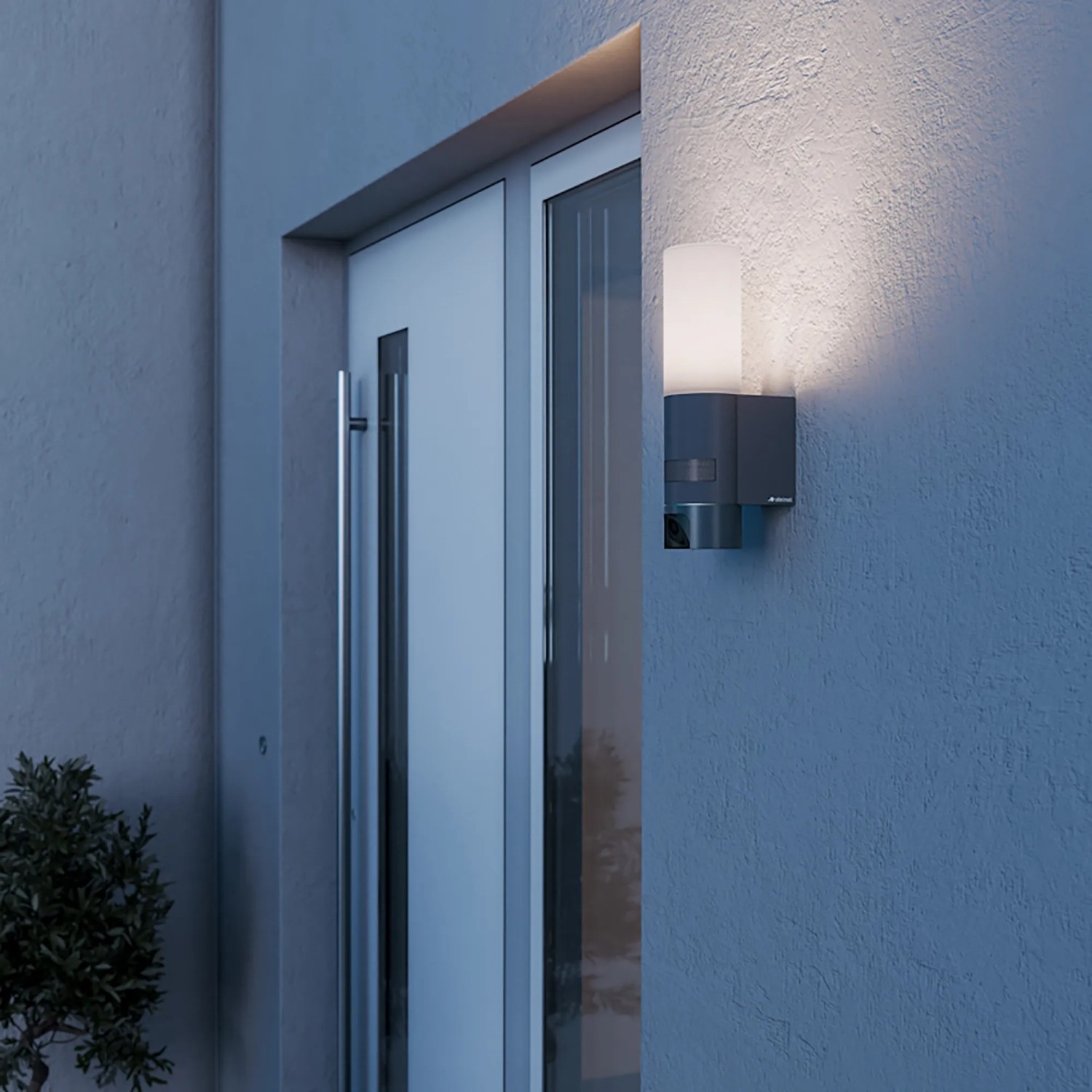 Moderne Steinel LED-Außenleuchte L 625 CAM SC mit QHD-Kamera in Anthrazit an Hauswand.