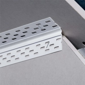 Detailaufnahme: Weißes Protektor Bewegungsfugenprofil Magic Corner aus PVC im Trockenbau.