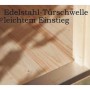 Detailaufnahme: Türschwelle aus Edelstahl für Gartenhaus Schweden 18, erleichtert den Einstieg.